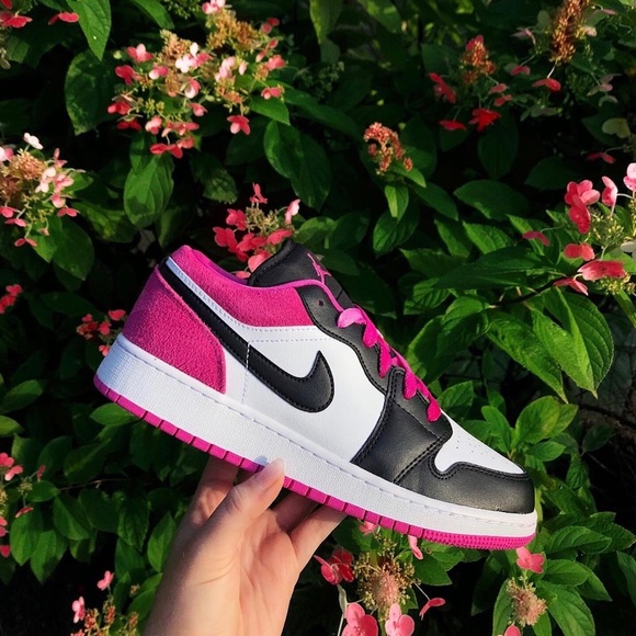 Jordan 1 Low Black Active Fuchsia GS - Picture 1 of 2
